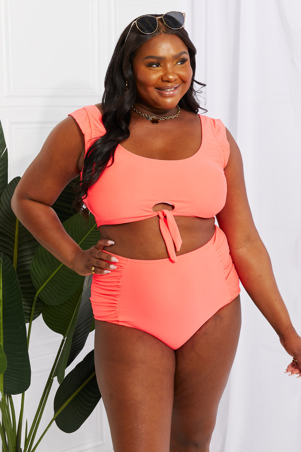 Marina West Swim Sanibel Crop Swem Top en Ruched Bottoms in Coral